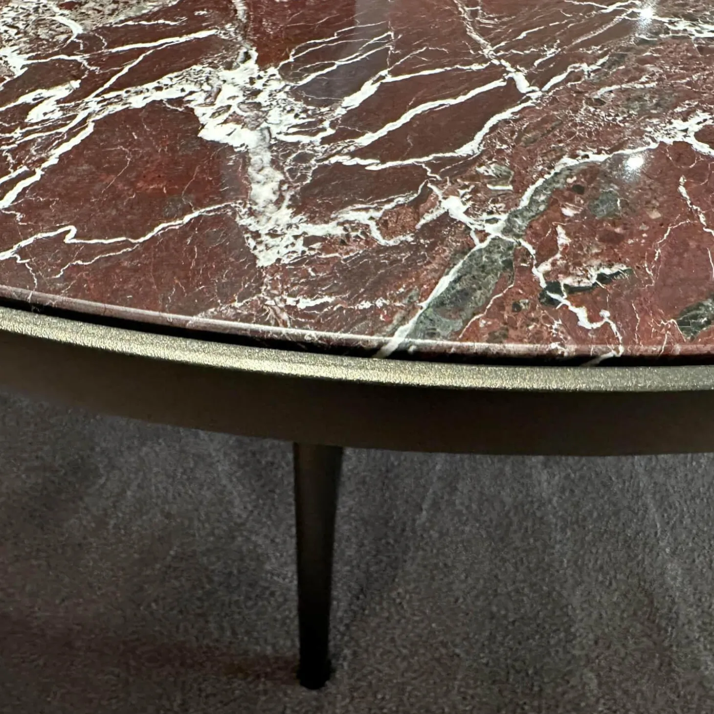 Couchtisch Symi Platte Marmor Rosso Levanto Rot Weiß Gestell Stahl Schwarz Pulverbeschichtet