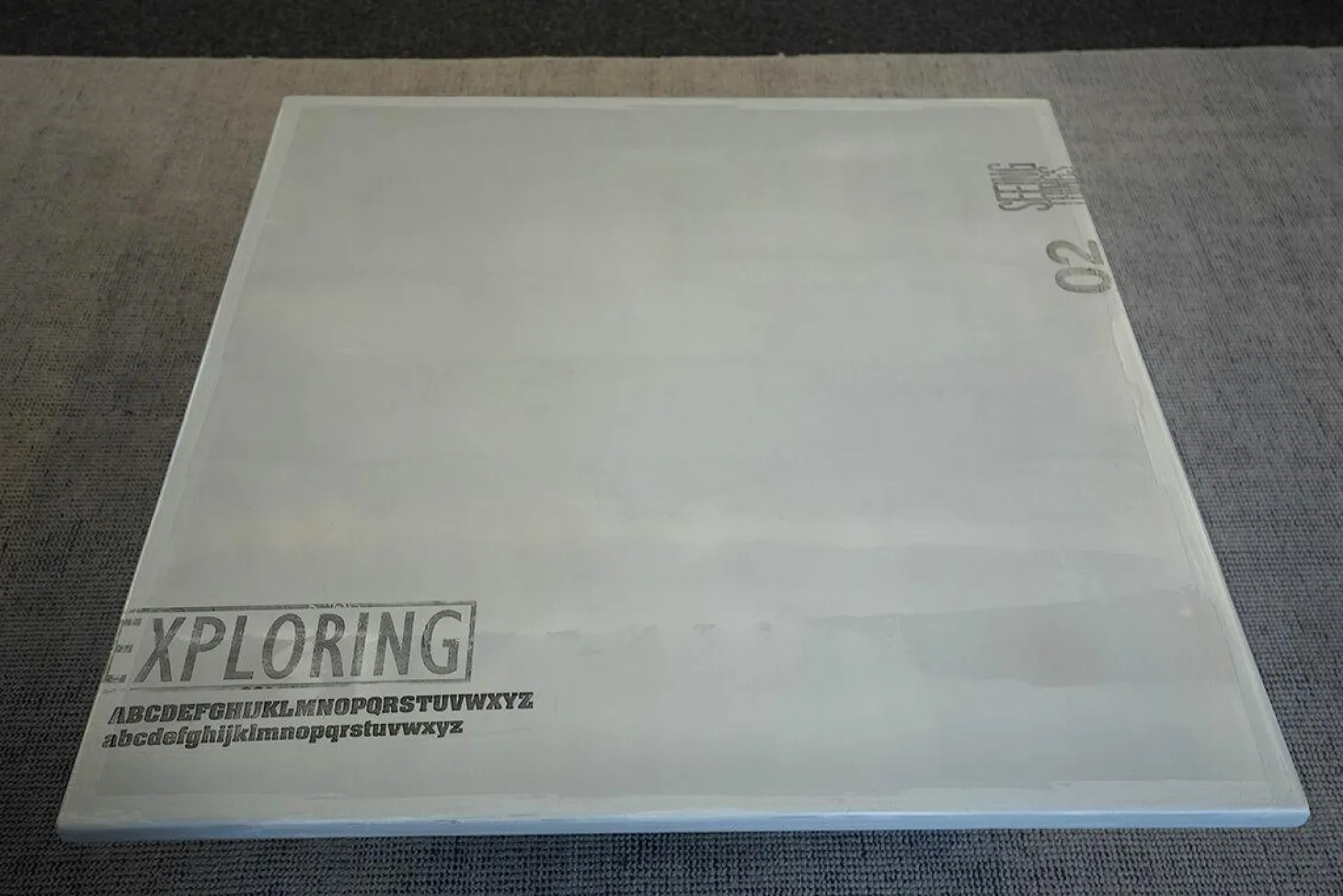 Couchtisch Table-Au Platte Hellgrau Gestell Silber