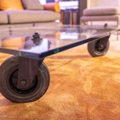 Couchtisch Tavola con Ruota Grande, Design Gea Aulenti 1980, geschliffenes Glas 15 mm, Gestell Rollen schwarz