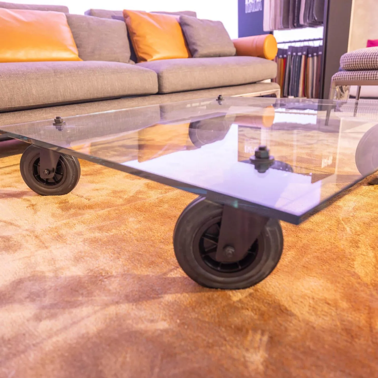 Couchtisch Tavola con Ruota Grande, Design Gea Aulenti 1980, geschliffenes Glas 15 mm, Gestell Rollen schwarz