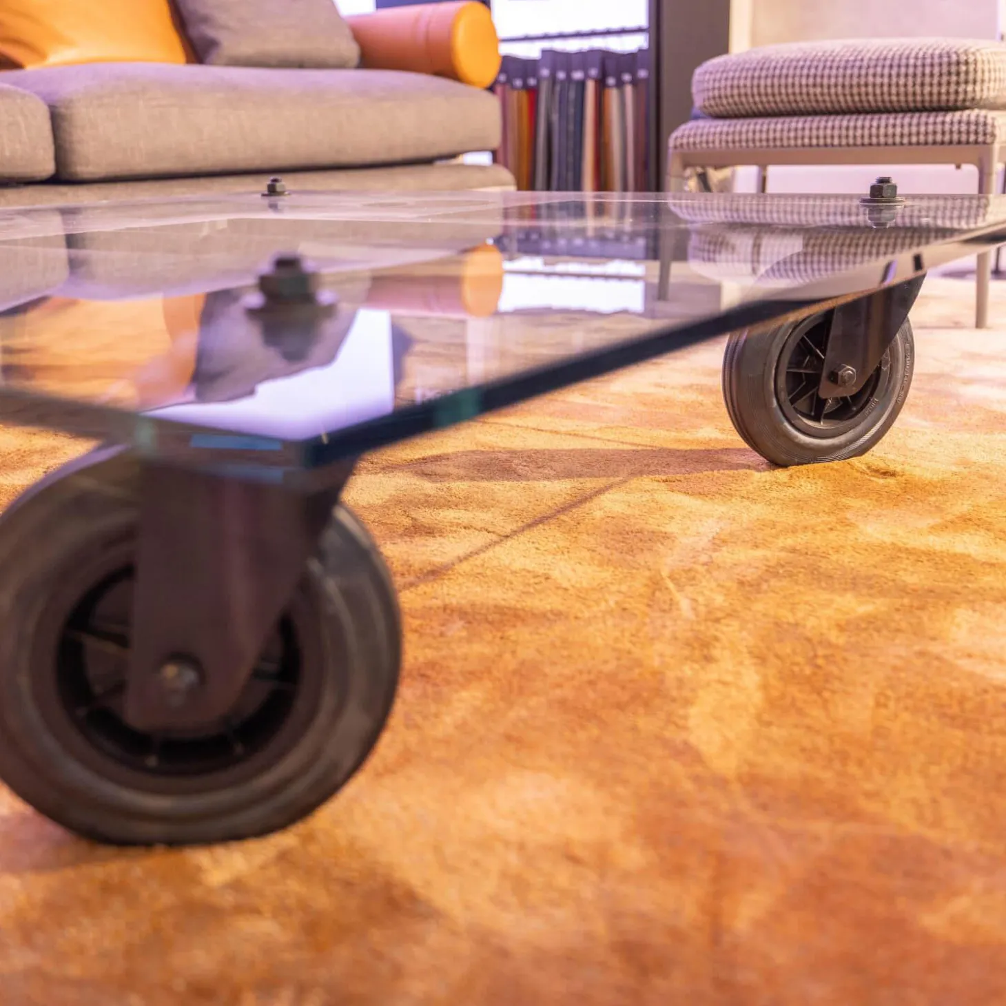 Couchtisch Tavola con Ruota Grande, Design Gea Aulenti 1980, geschliffenes Glas 15 mm, Gestell Rollen schwarz