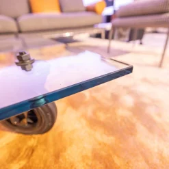 Couchtisch Tavola con Ruota Grande, Design Gea Aulenti 1980, geschliffenes Glas 15 mm, Gestell Rollen schwarz