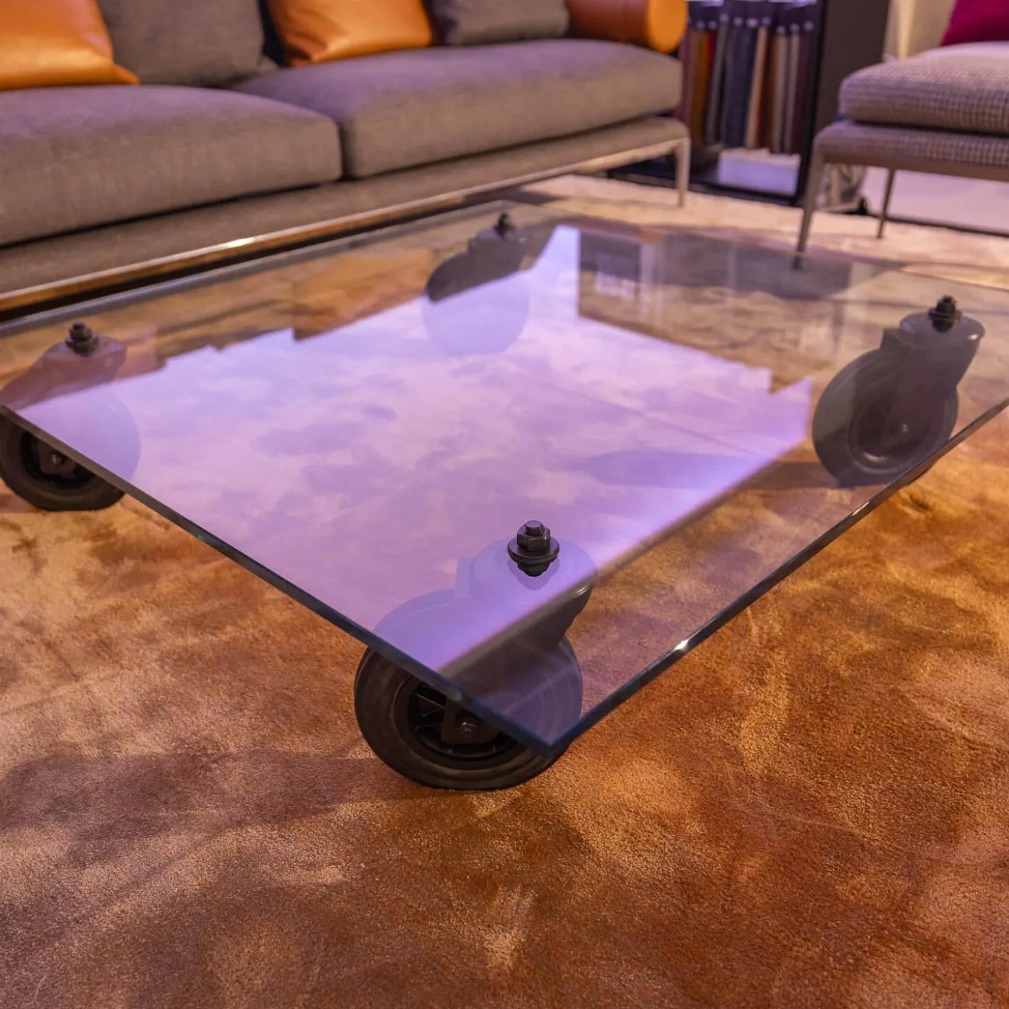 Couchtisch Tavola con Ruota Grande, Design Gea Aulenti 1980, geschliffenes Glas 15 mm, Gestell Rollen schwarz