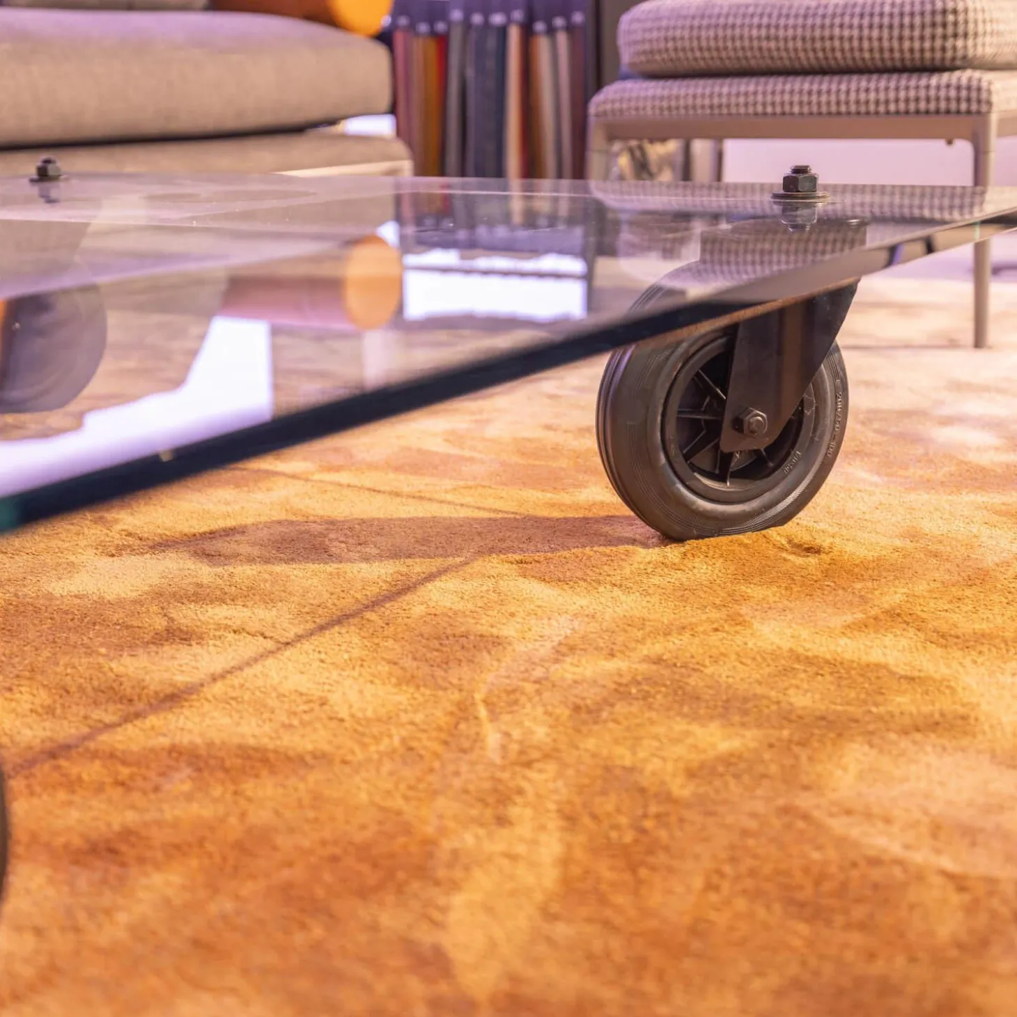 Couchtisch Tavola con Ruota Grande, Design Gea Aulenti 1980, geschliffenes Glas 15 mm, Gestell Rollen schwarz