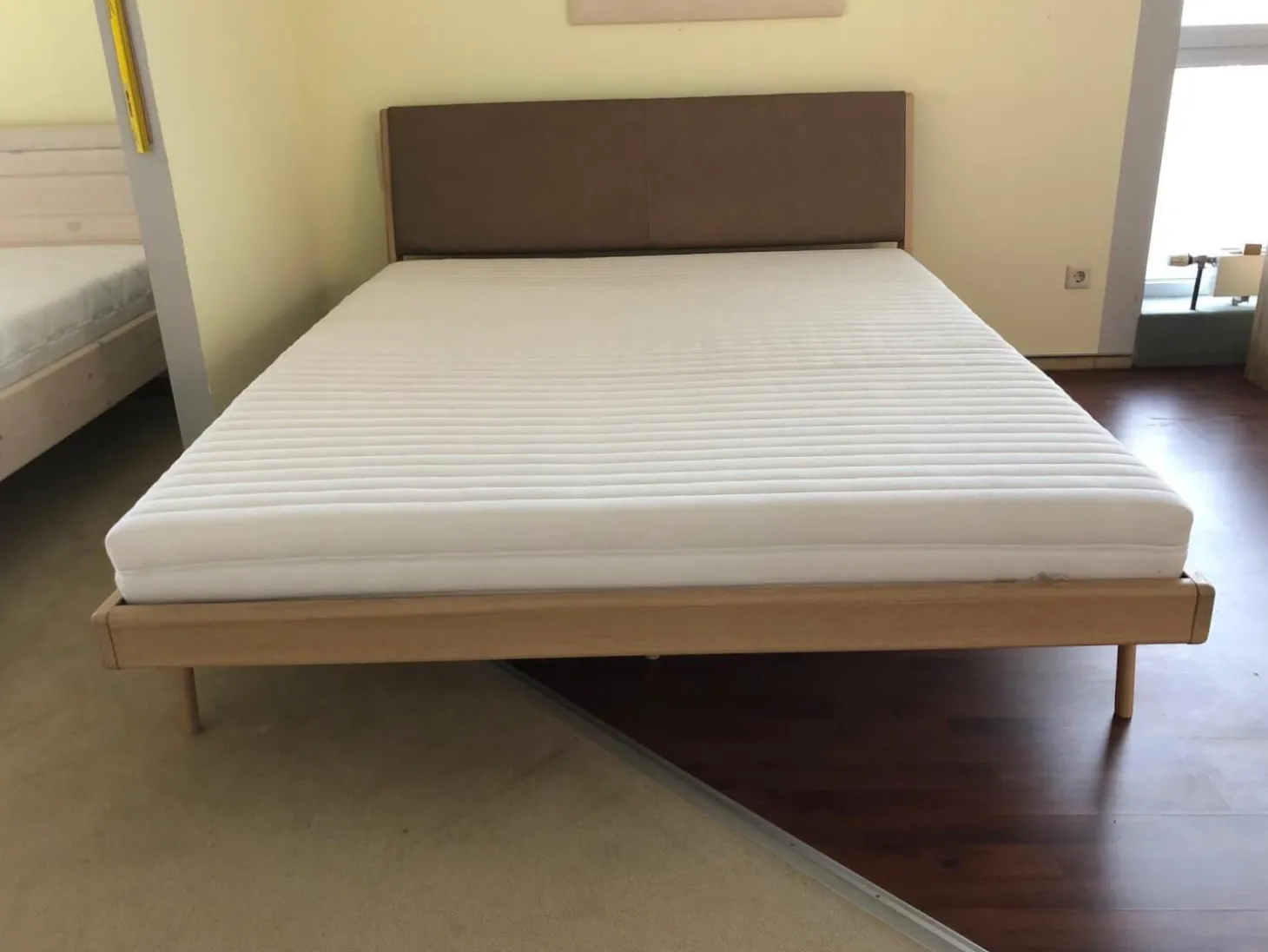 Doppelbett Fawn Eiche Massiv Weiß Geölt Kopfteil Bezug Leder ohne Lattenrost ohne Matratze