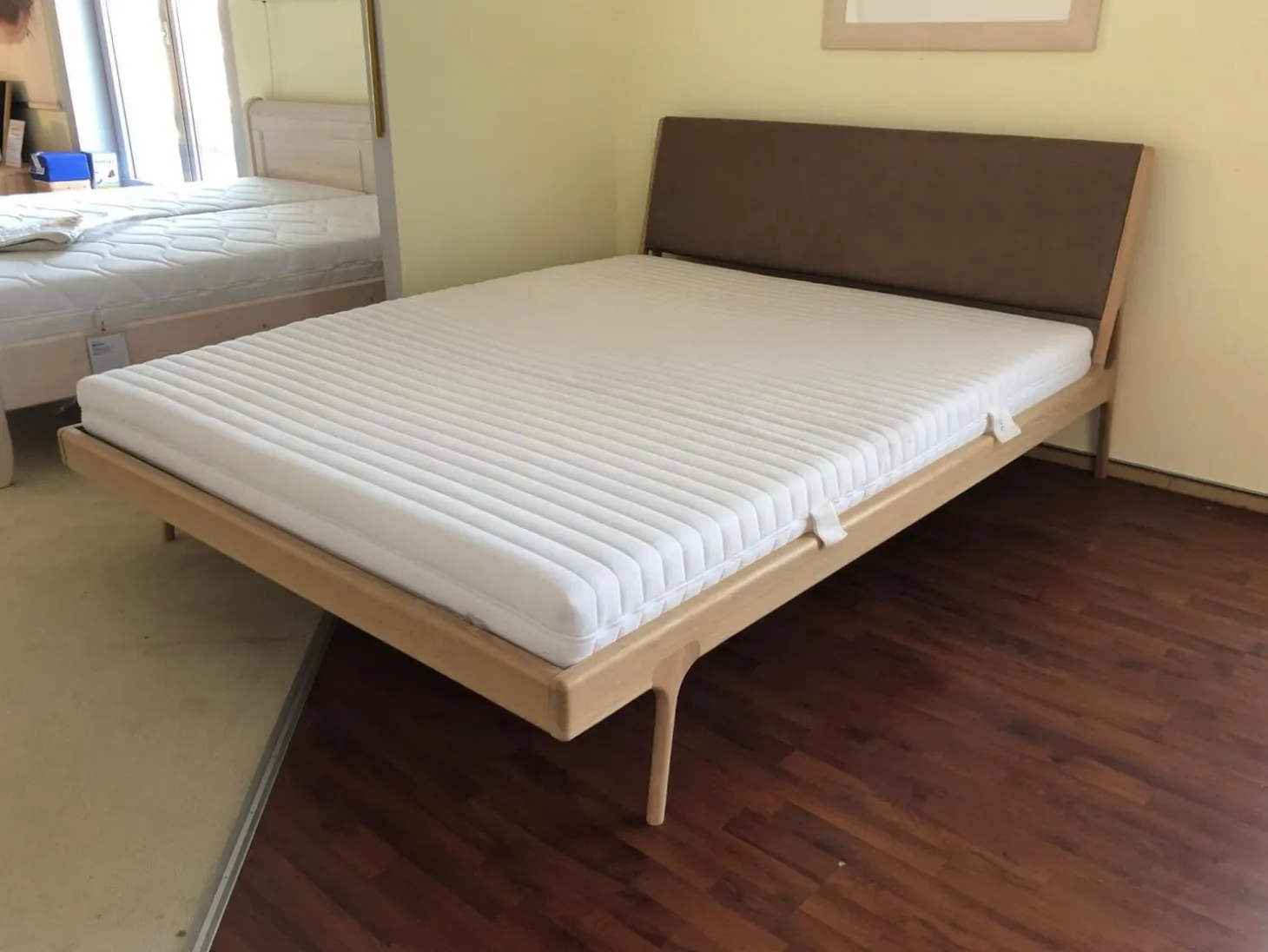 Doppelbett Fawn Eiche Massiv Weiß Geölt Kopfteil Bezug Leder ohne Lattenrost ohne Matratze