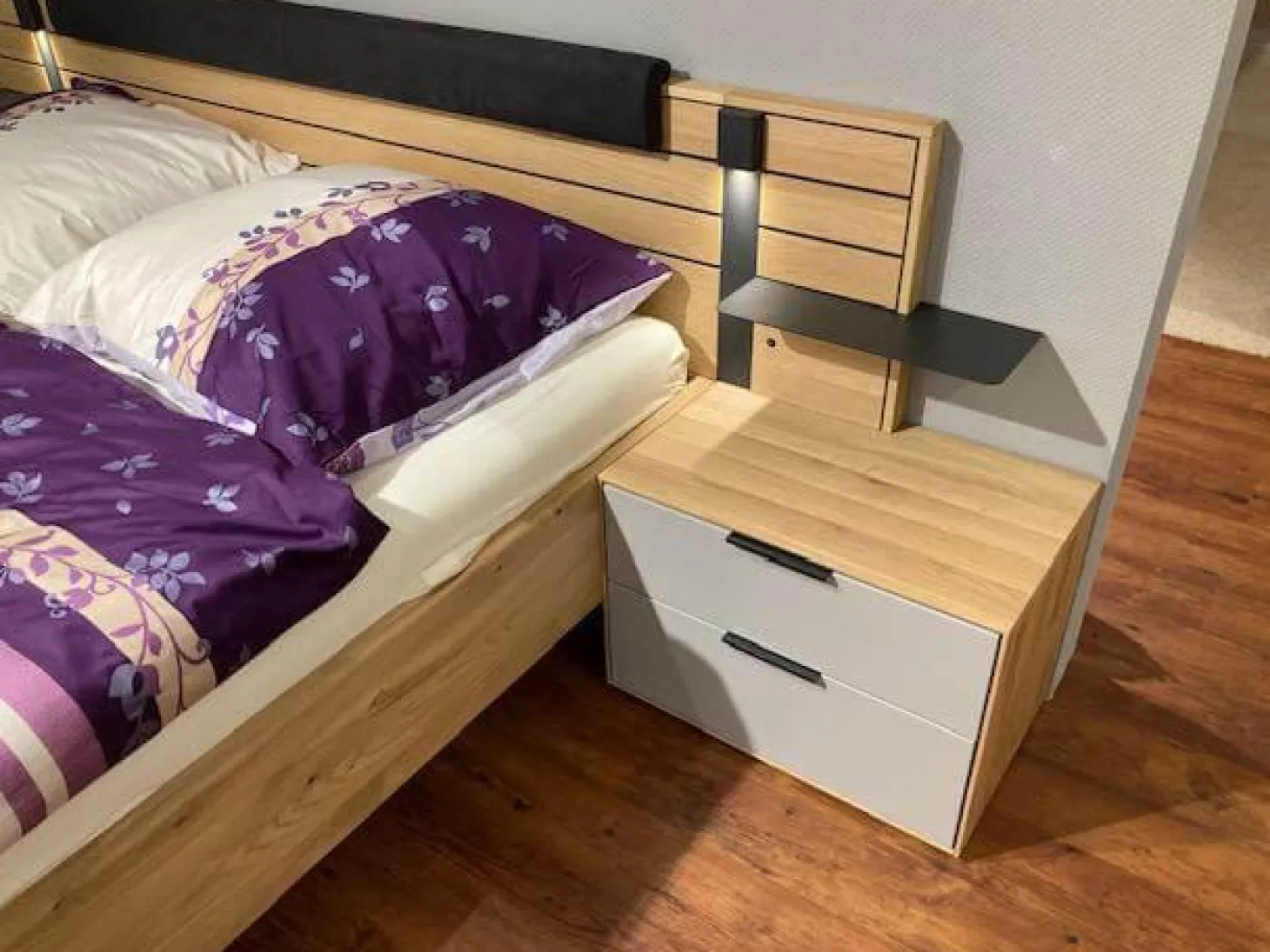 Doppelbett Scottsdale Wildeiche Soft Gebürstet Lack Samtgrau Grau Ohne Matratzen Lattenrost sowie Dekkoration