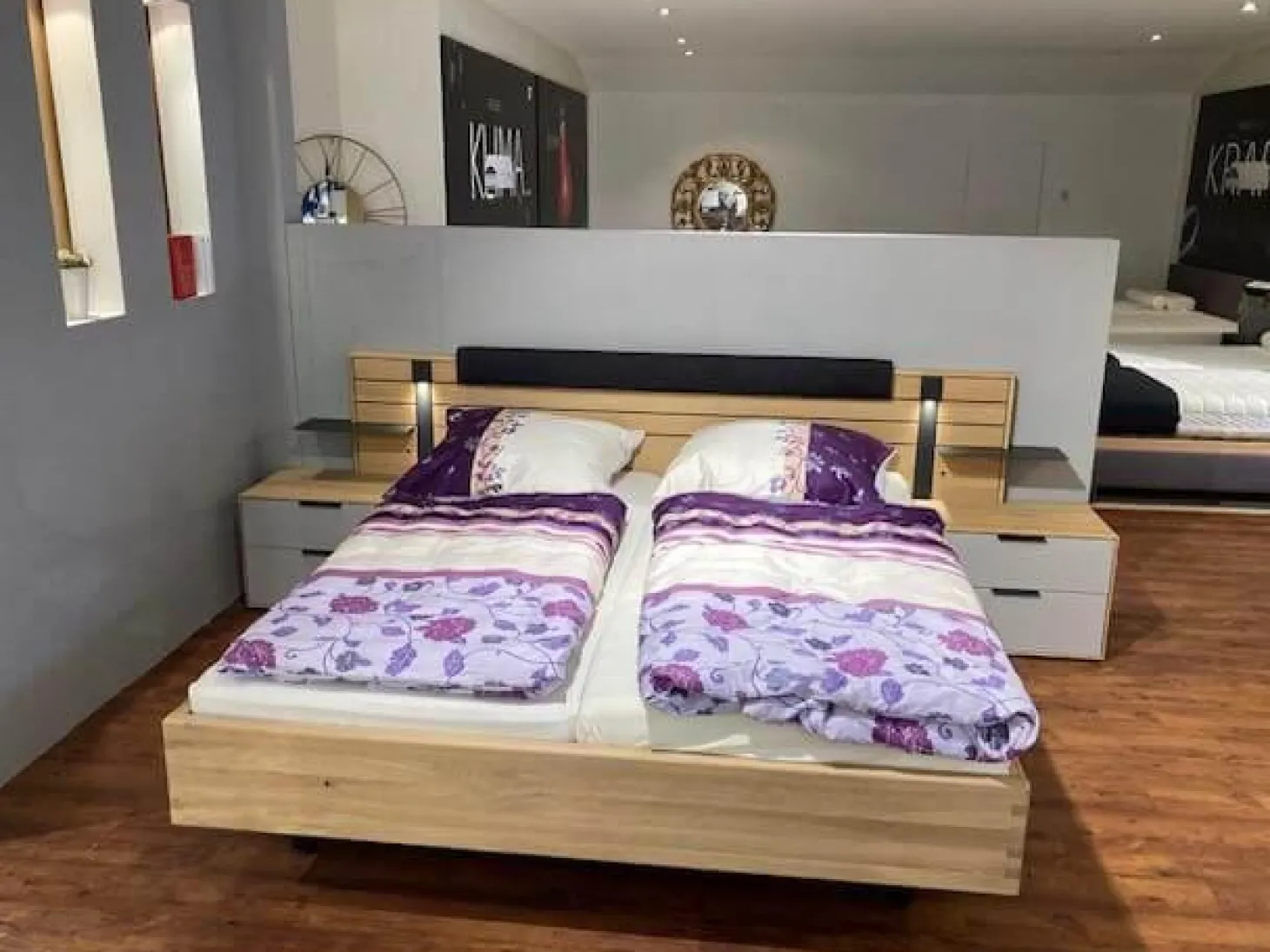 Doppelbett Scottsdale Wildeiche Soft Gebürstet Lack Samtgrau Grau Ohne Matratzen Lattenrost sowie Dekkoration