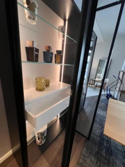 Doppel-Vitrine Vita Türen Glas Rahmen Aluminium Lack Außen Schwarz Rückwand MDF Grau Weiß Mit Beleuchtung