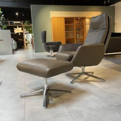 Drehsessel Cordia Bezug Leder Semi Nougat 280 4-Fuß Drehgestell Aluminium Poliert Mit Hocker