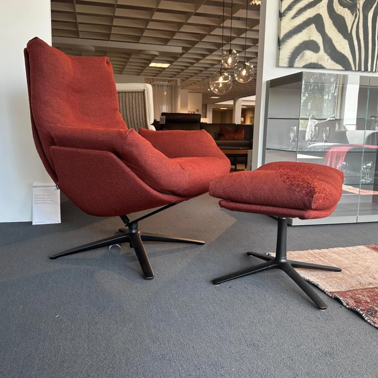 Drehsessel Cordia Lounge Stoff 80 8189 Rostrot Rot Fußkreuzgestell Lack F05 Schwarz Inklusive Hocker