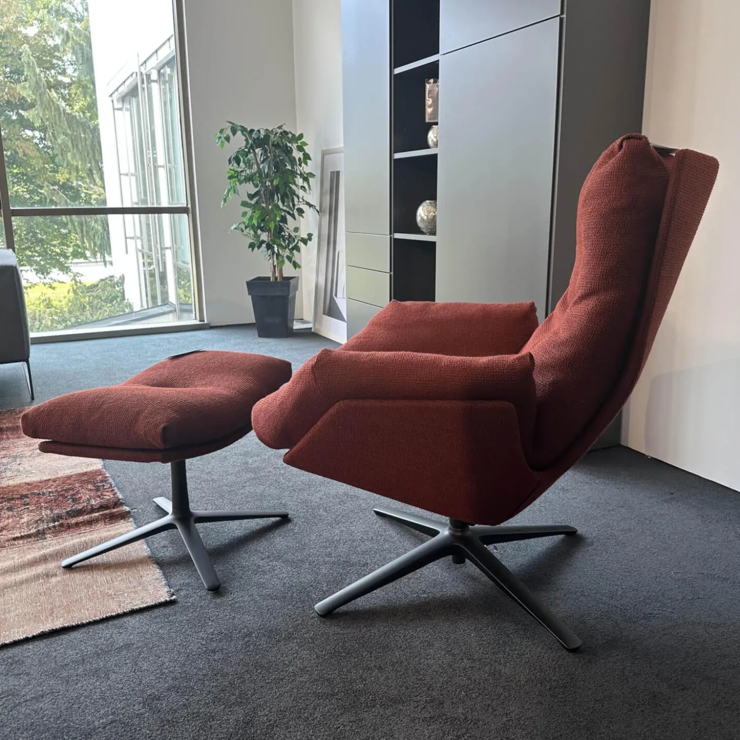 Drehsessel Cordia Lounge Stoff 80 8189 Rostrot Rot Fußkreuzgestell Lack F05 Schwarz Inklusive Hocker