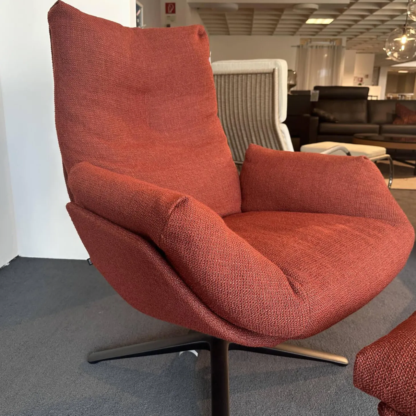 Drehsessel Cordia Lounge Stoff 80 8189 Rostrot Rot Fußkreuzgestell Lack F05 Schwarz Inklusive Hocker