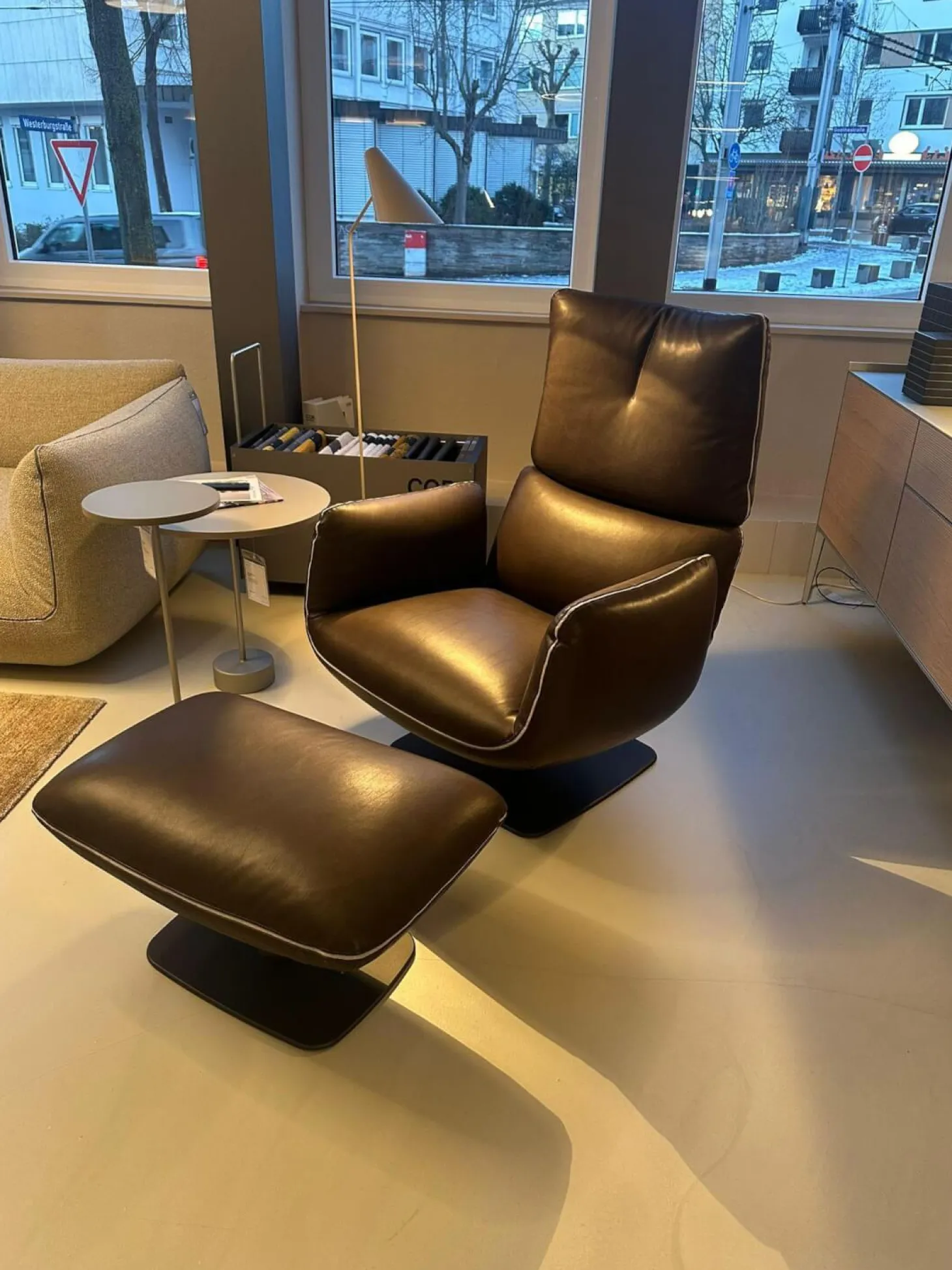 Drehsessel Jalis Leder 920 Espresso Braun Tellerfuß Schwarzbraun mit Hocker und Akkubetrieb