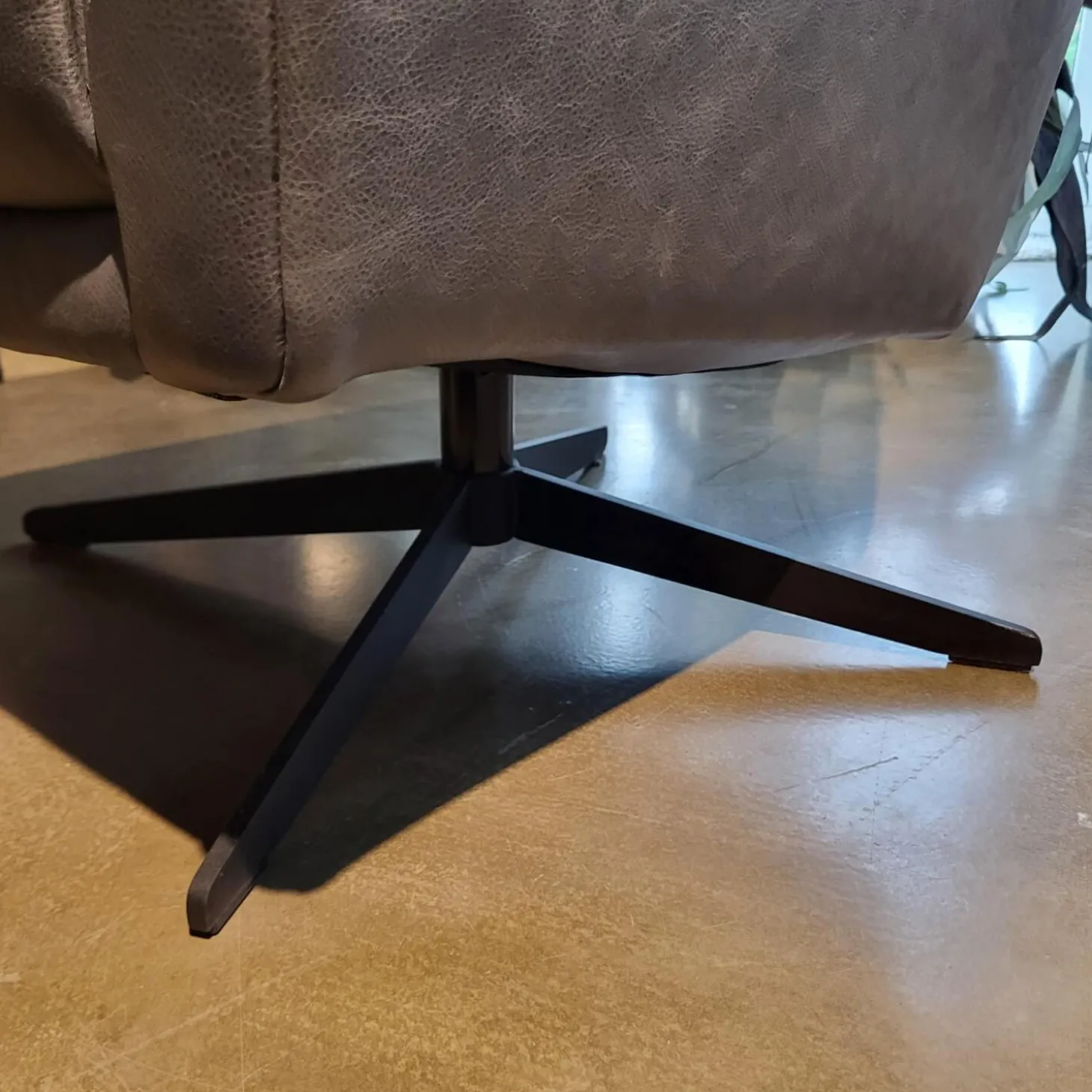 Drehsessel Klier Concept No 03 Niedrig Leder Grey PG L30 Grau Kreuzfuß Metall Schwarz