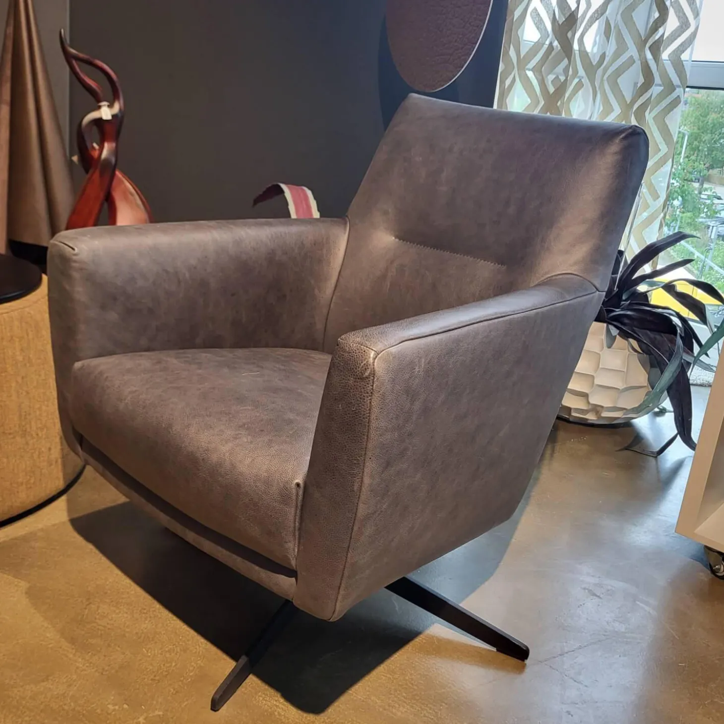 Drehsessel Klier Concept No 03 Niedrig Leder Grey PG L30 Grau Kreuzfuß Metall Schwarz