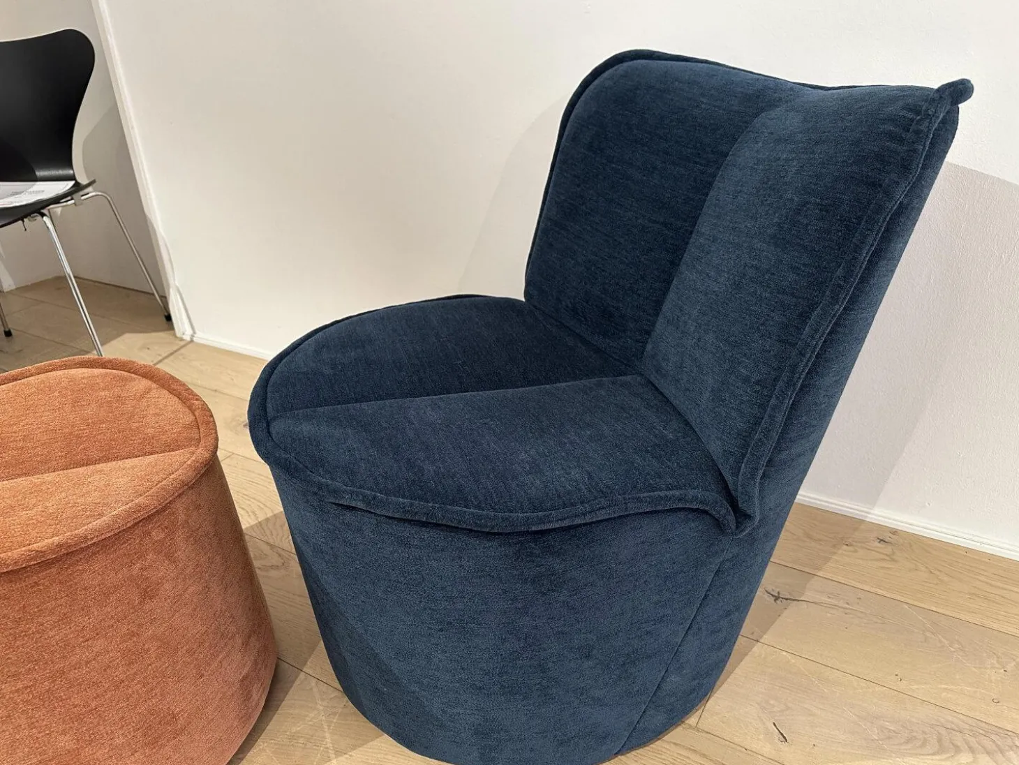 Drehsessel Nenou Stoff 8170 Ozean Blau Inklusive Hocker Oval Stoff 8165 Lachs Orange Drehteller Holzwerkstoff Schwarz