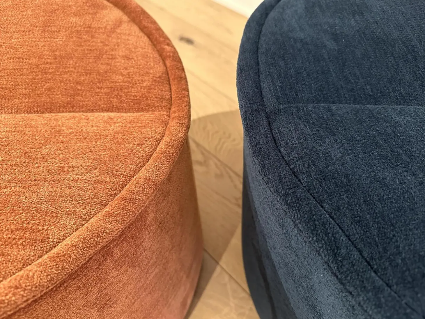 Drehsessel Nenou Stoff 8170 Ozean Blau Inklusive Hocker Oval Stoff 8165 Lachs Orange Drehteller Holzwerkstoff Schwarz