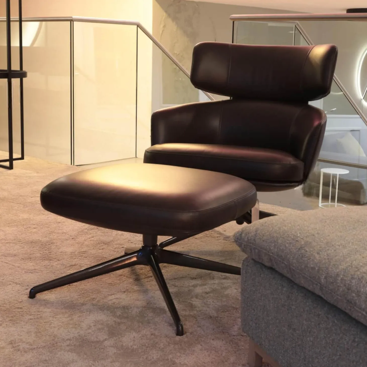 Drehsessel Piccadilly PPA1 Leder S9336 Fango Braun Schwarz Gestell Hochglänzend Zinnfarbig Mit Hocker PPF1