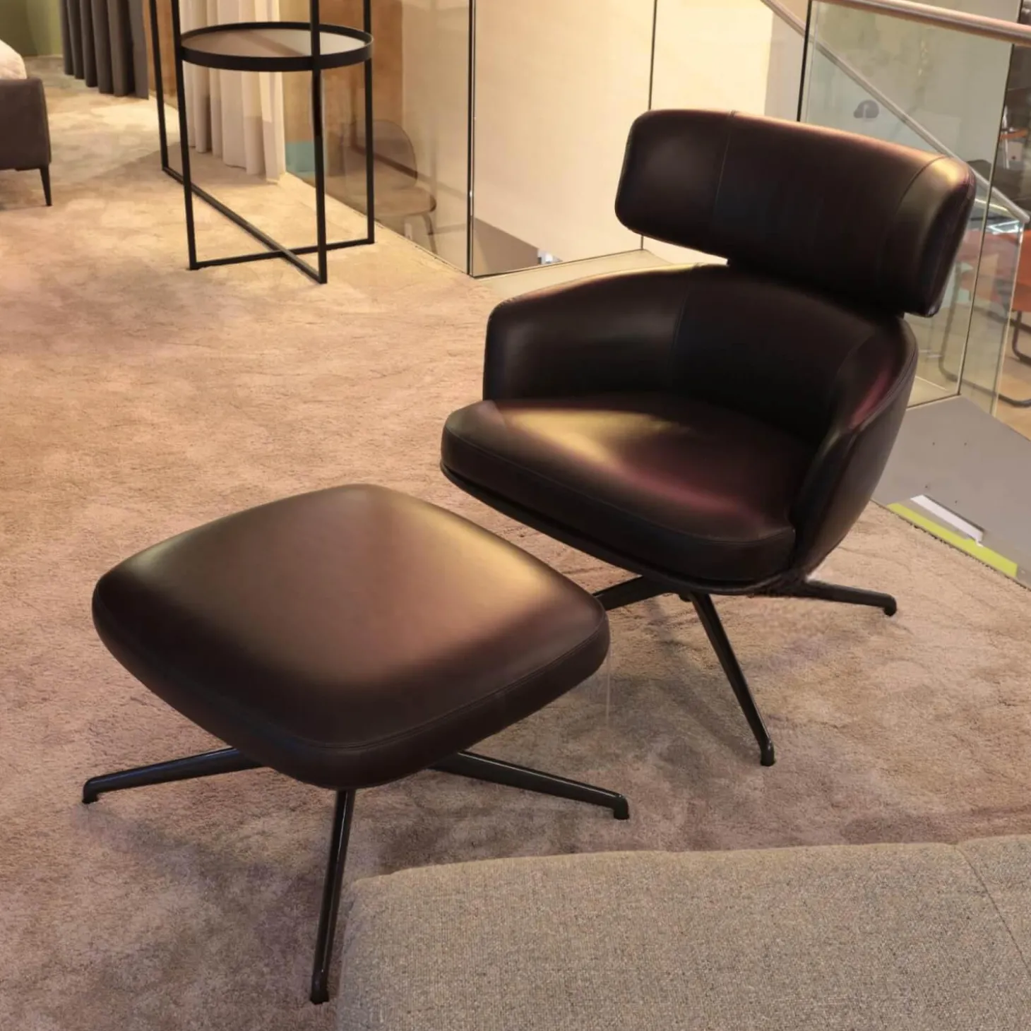 Drehsessel Piccadilly PPA1 Leder S9336 Fango Braun Schwarz Gestell Hochglänzend Zinnfarbig Mit Hocker PPF1