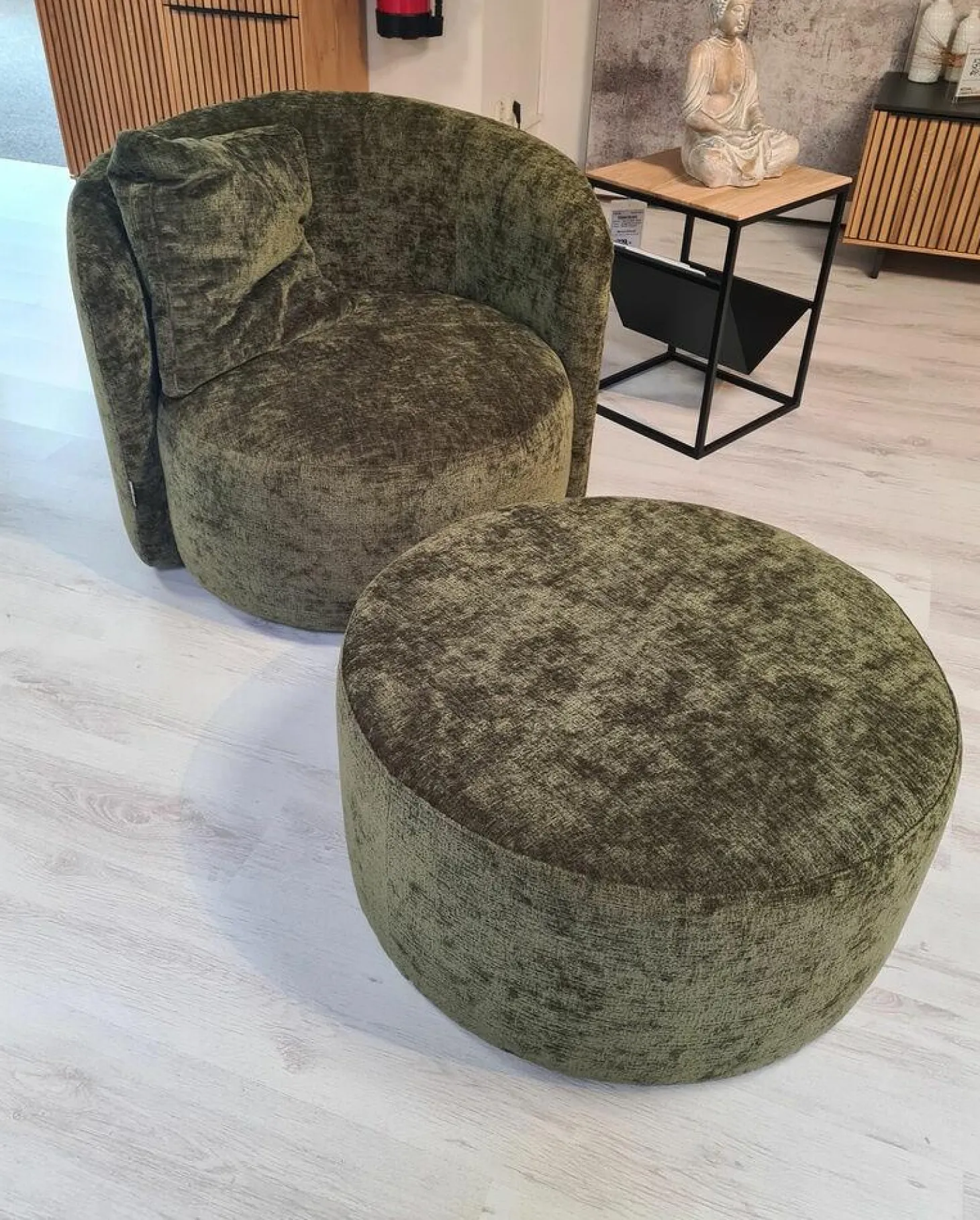 Drehsessel Valdis Stoff Alis Moos 1045 Grün Gestell Kunststoff Schwarz Inklusive Hocker