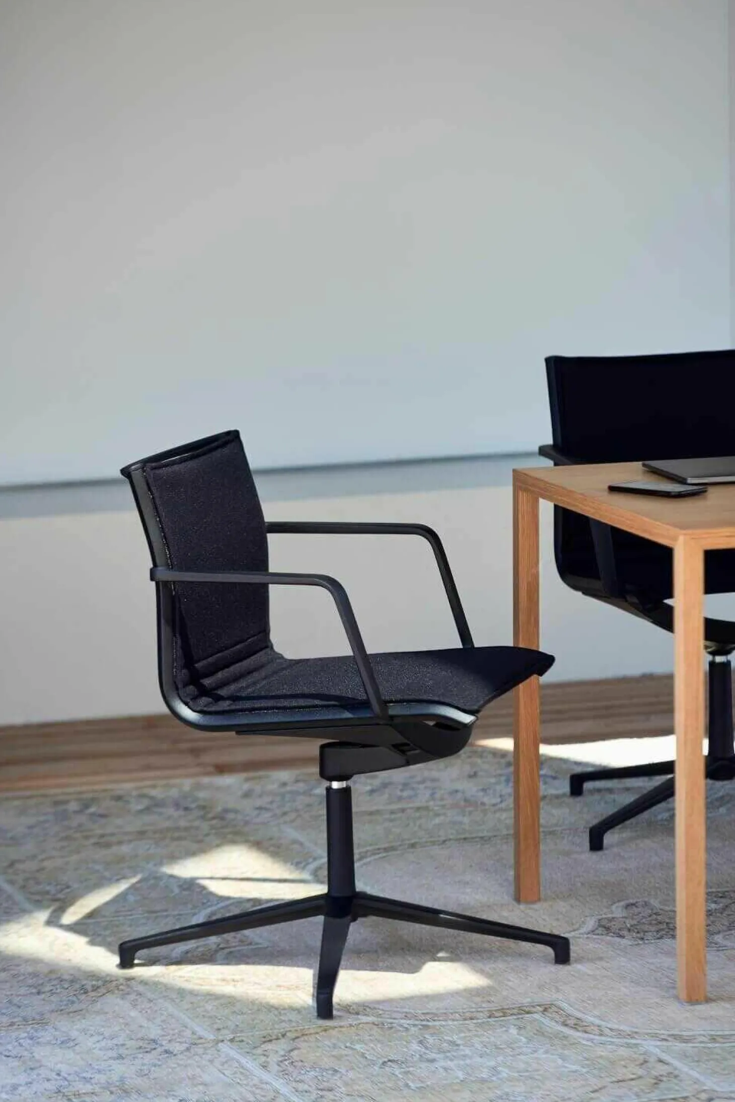 Drehstuhl Atho Schwarz Trevira CS Gestell Aluminium