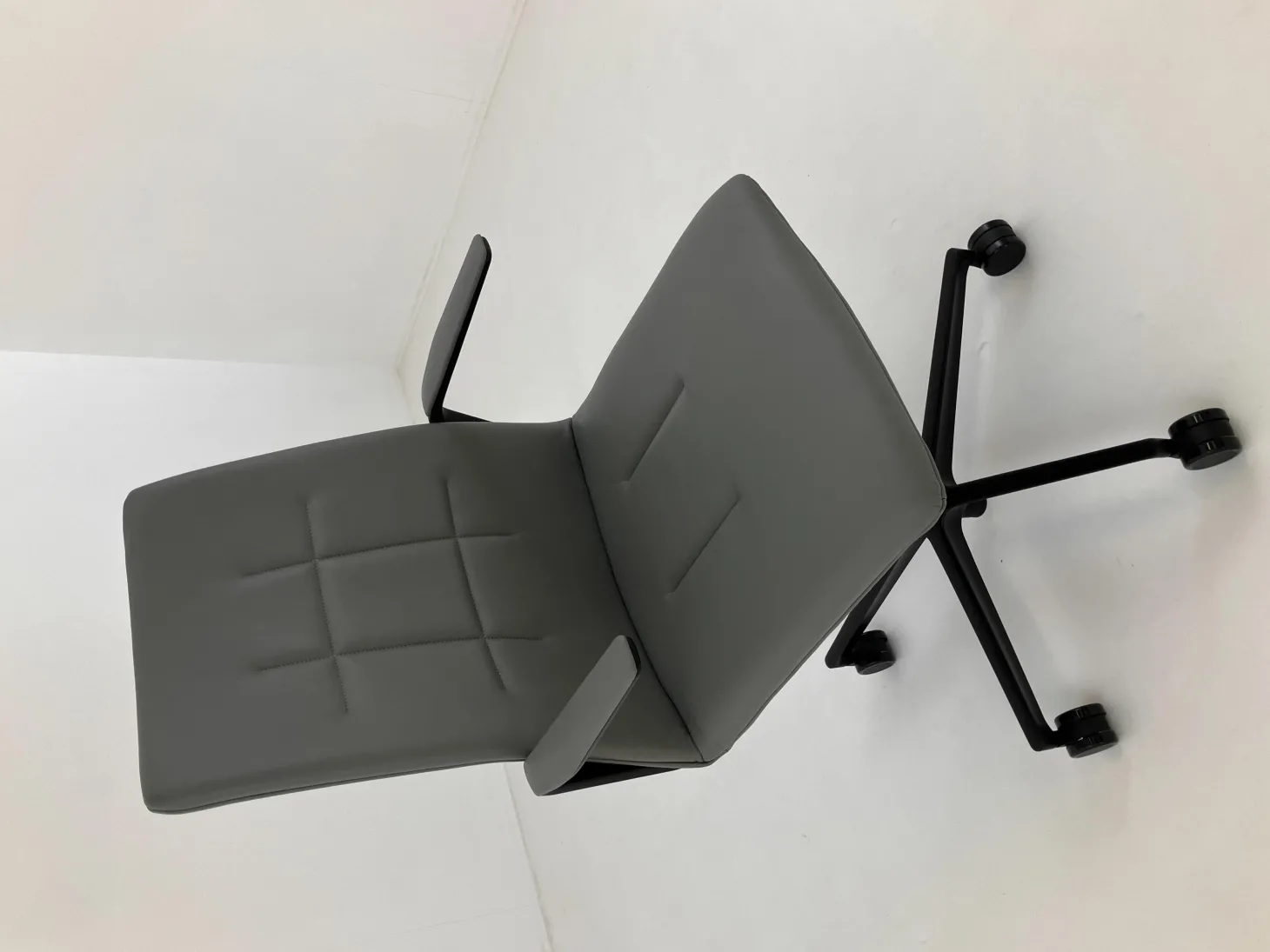 Drehstuhl Leadchair Evo Leder Congress 1440 Marram_x000b_Grau Gestell Schwarz Matt Pulverbeschichtet