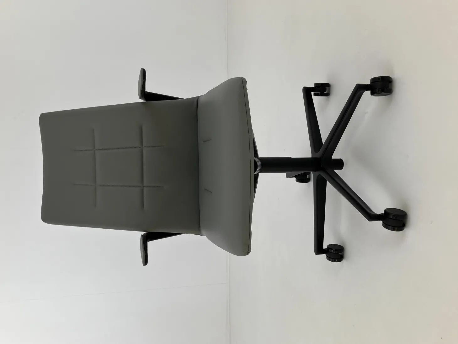 Drehstuhl Leadchair Evo Leder Congress 1440 Marram_x000b_Grau Gestell Schwarz Matt Pulverbeschichtet