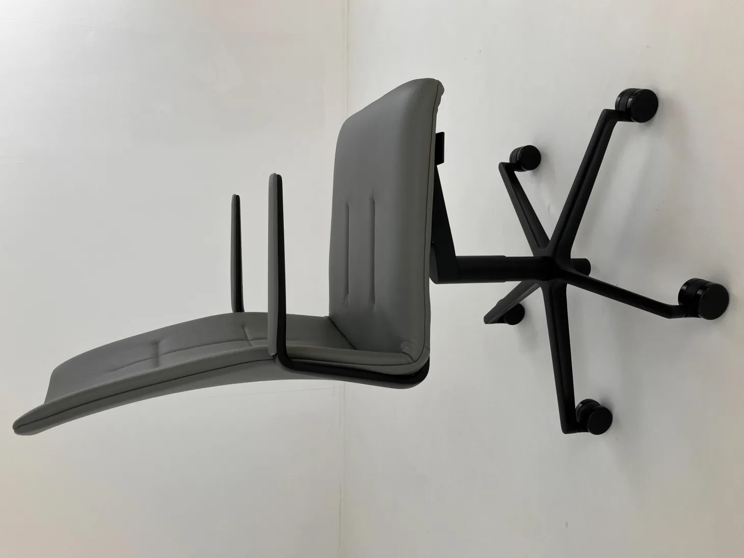 Drehstuhl Leadchair Evo Leder Congress 1440 Marram_x000b_Grau Gestell Schwarz Matt Pulverbeschichtet