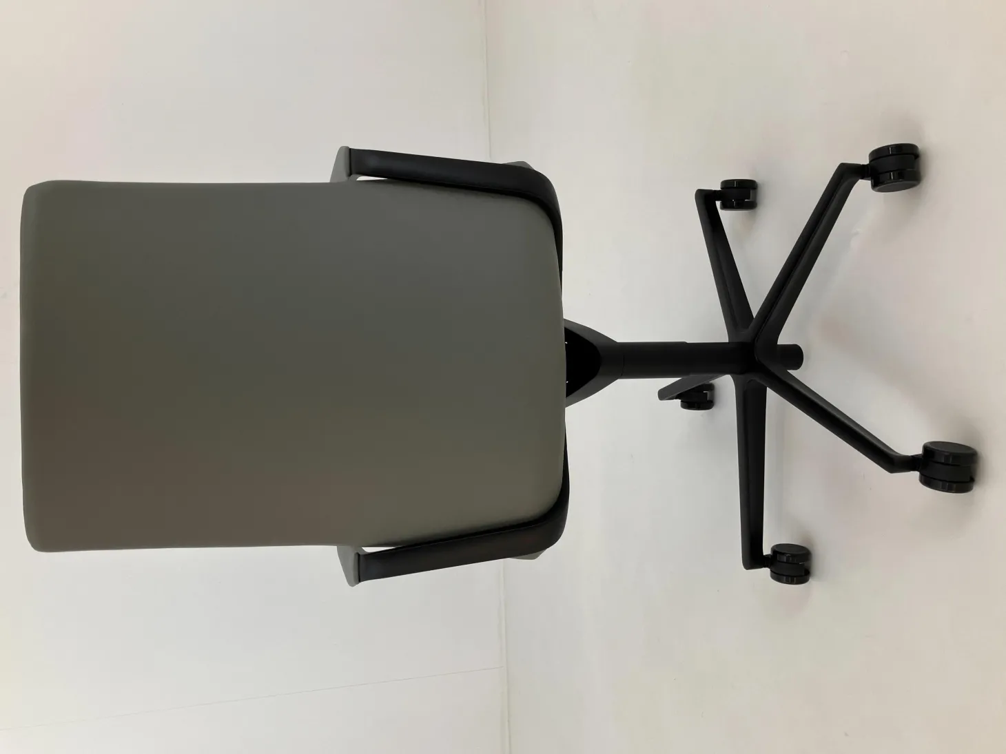 Drehstuhl Leadchair Evo Leder Congress 1440 Marram_x000b_Grau Gestell Schwarz Matt Pulverbeschichtet