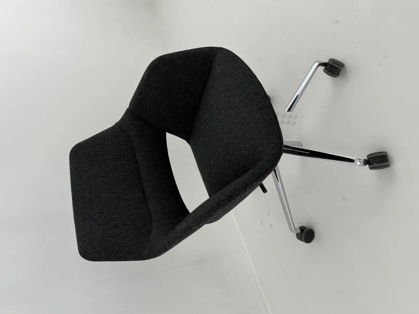 Drehstuhl OCCO Conference 224 63 Stoff 65 Re Wool 198 Schwarz Gestell Stahl Verchromt Mit Rollen Schwarz