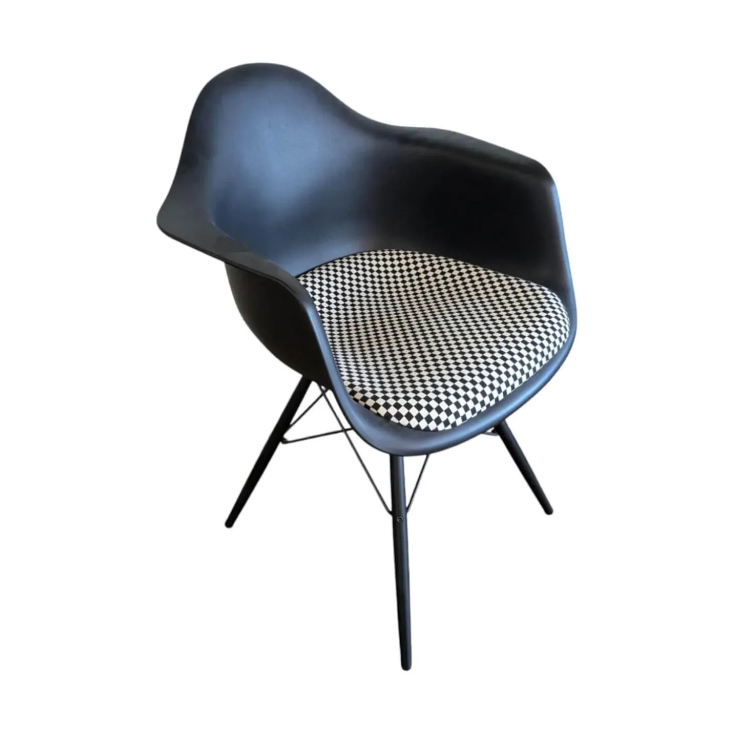 Eames Plastic Armchair DAW Sitzfläche Stoff Checker 01 Schwarz Weiß Schale Kunststoff Gestell Massivholz Ahorn Schwarz Lackiert