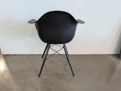 Eames Plastic Armchair DAW Sitzfläche Stoff Checker 01 Schwarz Weiß Schale Kunststoff Gestell Massivholz Ahorn Schwarz Lackiert