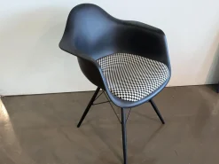 Eames Plastic Armchair DAW Sitzfläche Stoff Checker 01 Schwarz Weiß Schale Kunststoff Gestell Massivholz Ahorn Schwarz Lackiert