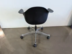 Eames Plastic Armchair PACC Sitzfläche Stoff Checker Schwarz Weiß Schale Kunststoff Gestell Aluminium Poliert Mit Rollen
