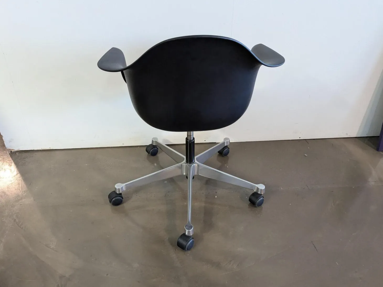 Eames Plastic Armchair PACC Sitzfläche Stoff Checker Schwarz Weiß Schale Kunststoff Gestell Aluminium Poliert Mit Rollen
