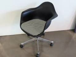 Eames Plastic Armchair PACC Sitzfläche Stoff Checker Schwarz Weiß Schale Kunststoff Gestell Aluminium Poliert Mit Rollen