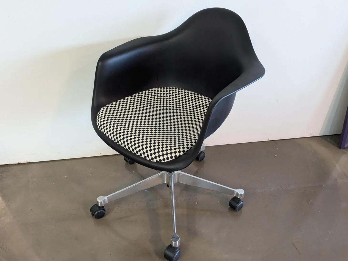 Eames Plastic Armchair PACC Sitzfläche Stoff Checker Schwarz Weiß Schale Kunststoff Gestell Aluminium Poliert Mit Rollen