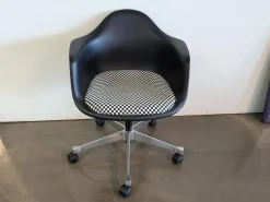 Eames Plastic Armchair PACC Sitzfläche Stoff Checker Schwarz Weiß Schale Kunststoff Gestell Aluminium Poliert Mit Rollen