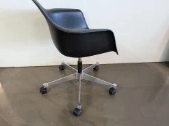 Eames Plastic Armchair PACC Sitzfläche Stoff Checker Schwarz Weiß Schale Kunststoff Gestell Aluminium Poliert Mit Rollen