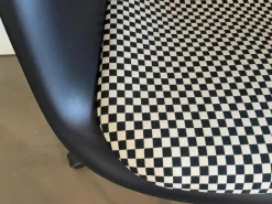 Eames Plastic Armchair PACC Sitzfläche Stoff Checker Schwarz Weiß Schale Kunststoff Gestell Aluminium Poliert Mit Rollen