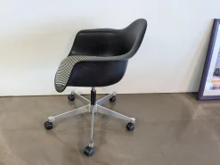 Eames Plastic Armchair PACC Sitzfläche Stoff Checker Schwarz Weiß Schale Kunststoff Gestell Aluminium Poliert Mit Rollen