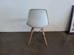 Eames Plastic Sidechair DSW Sitzschale Kunststoff Weiß Gestell Ahorn Geölt