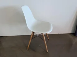Eames Plastic Sidechair DSW Sitzschale Kunststoff Weiß Gestell Ahorn Geölt