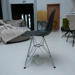 Eames Platic Sidechair DSR Drahtgestell Mit Verstrebungen Verchromt Sitzschalenfarbe Schwarz