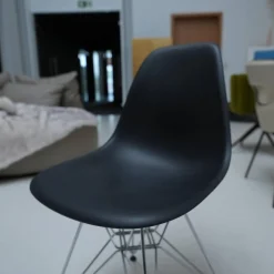 Eames Platic Sidechair DSR Drahtgestell Mit Verstrebungen Verchromt Sitzschalenfarbe Schwarz