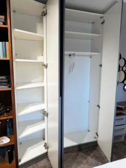 Eckschrank Aliga Front Und Korpus Lack Platingrau Grau Weiß Absetzung Kernnussbaum Inklusive Beleuchtung