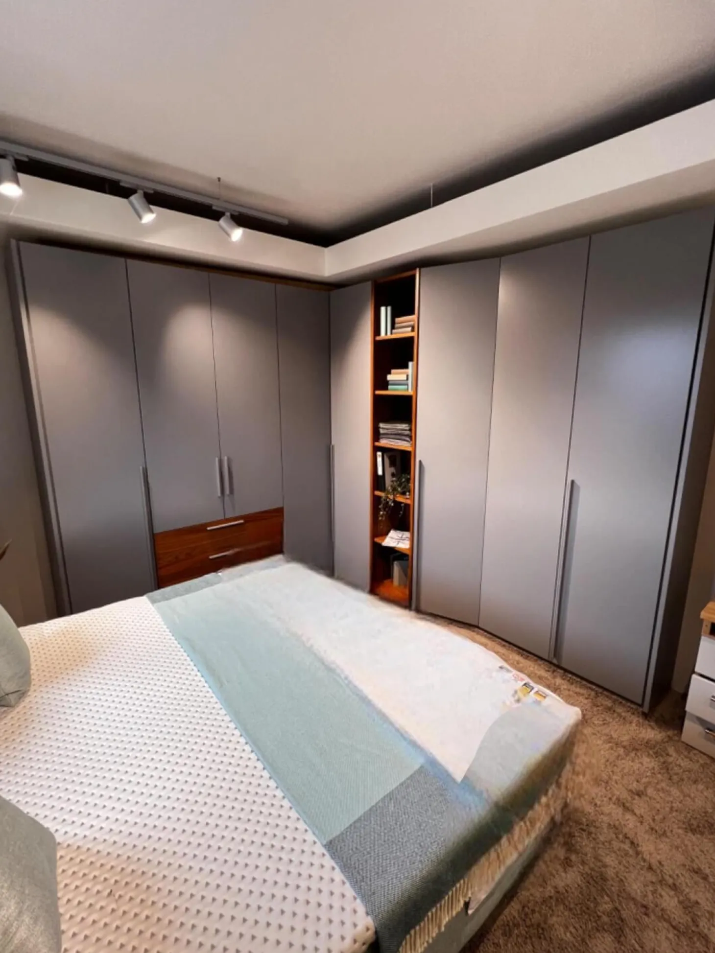 Eckschrank Aliga Front Und Korpus Lack Platingrau Grau Weiß Absetzung Kernnussbaum Inklusive Beleuchtung