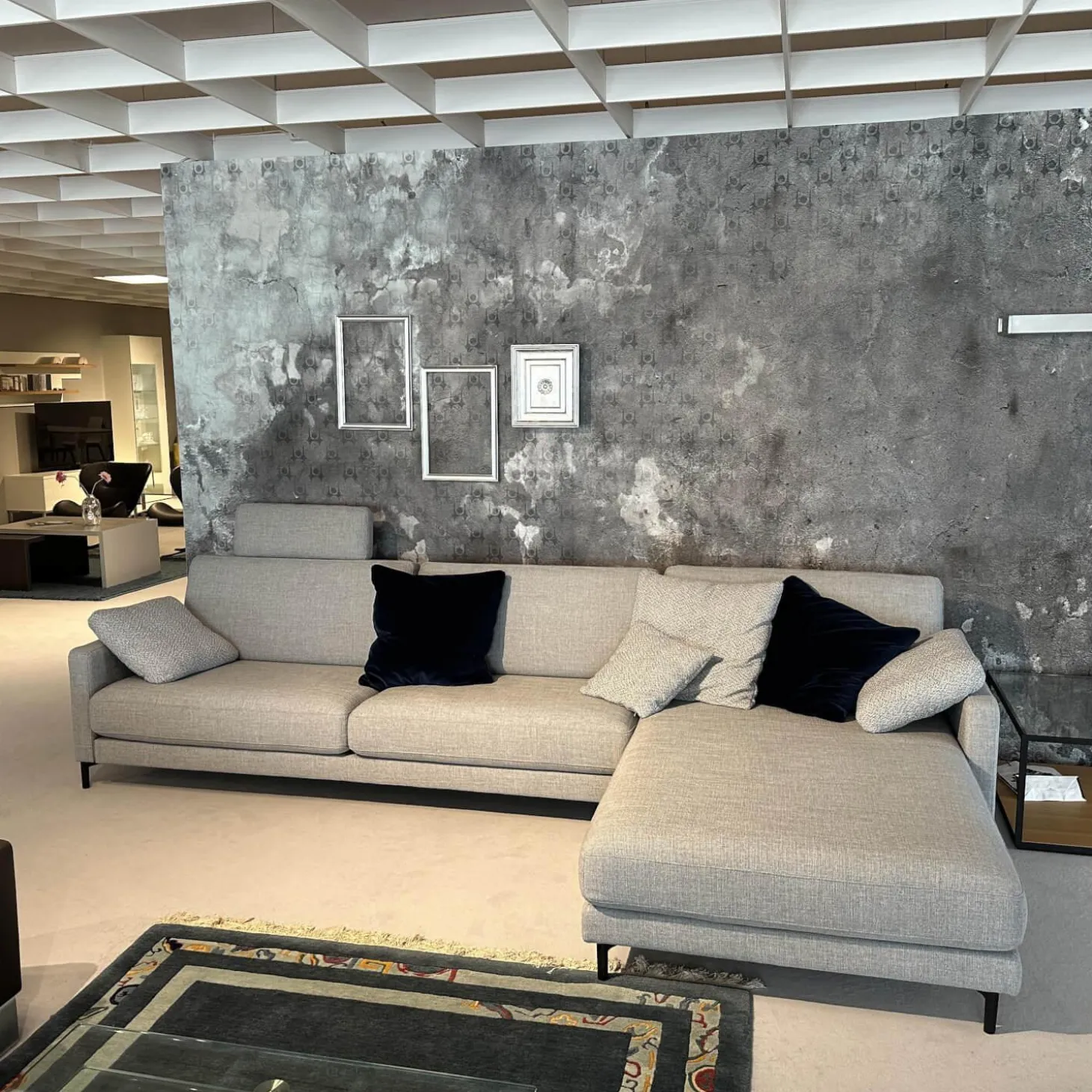 Ecksofa 011 Ego G Stoff 18 113 Signalgrau Gussfuß Aluminium Glatt Verkehrsschwarz Inklusive Kopfstütze Und Kissen