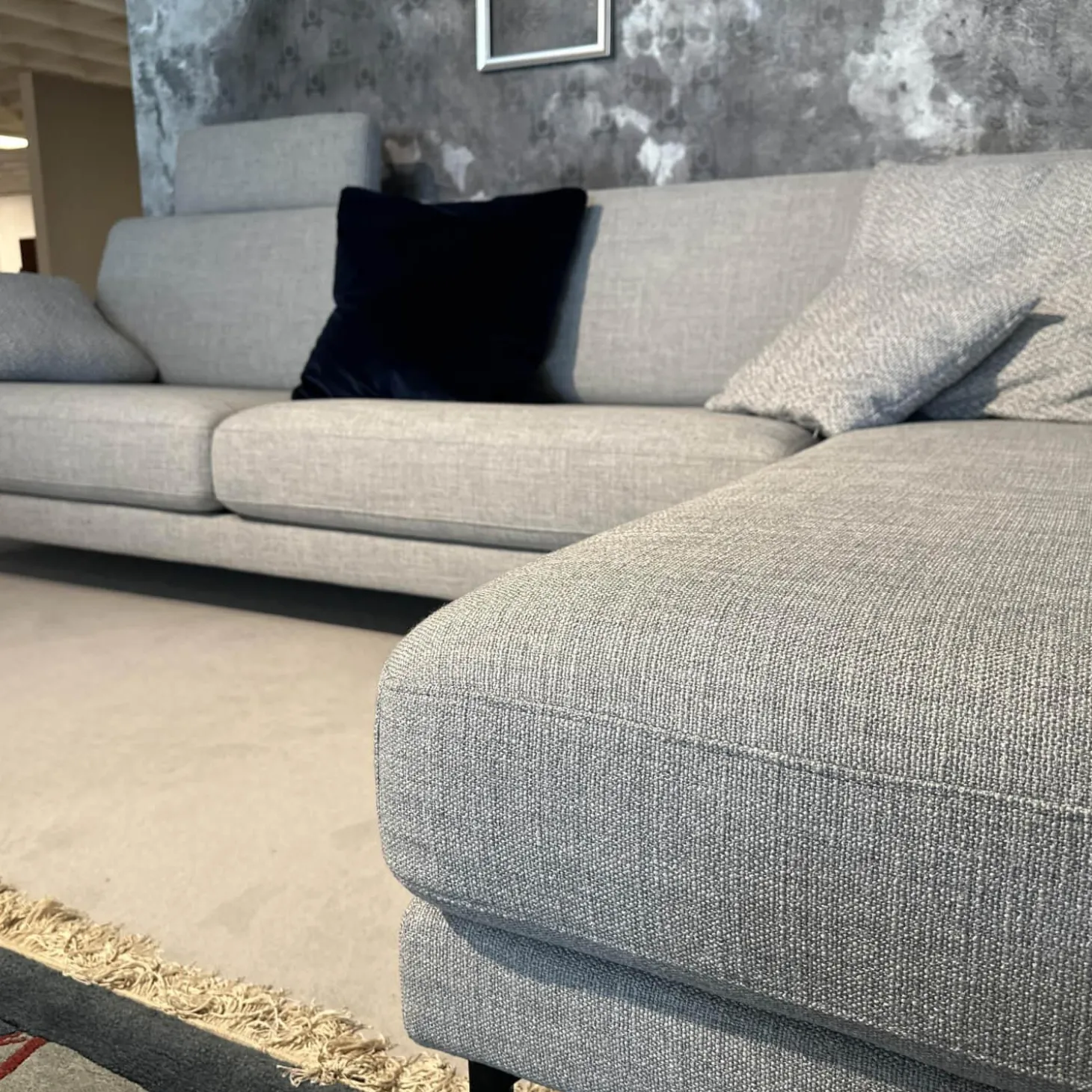 Ecksofa 011 Ego G Stoff 18 113 Signalgrau Gussfuß Aluminium Glatt Verkehrsschwarz Inklusive Kopfstütze Und Kissen